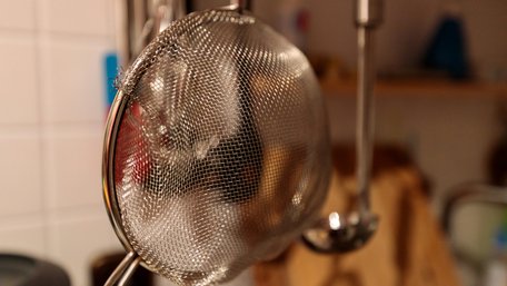 Кожна чарунка буде чистою: як правильно та швидко помити сито 