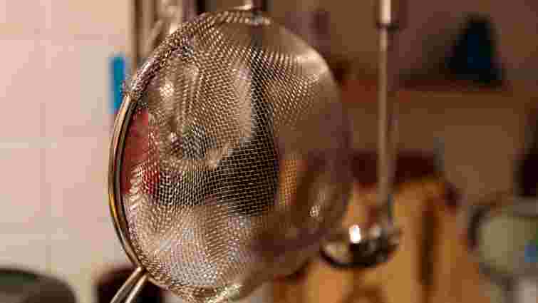 Кожна чарунка буде чистою: як правильно та швидко помити сито 