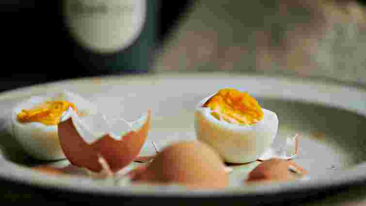 Киплячу чи холодну: у яку воду насправді треба класти яйця для варіння