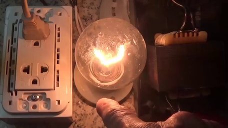 Світла немає, а рахунки за комунальні послуги не зменшилися: у чому причина