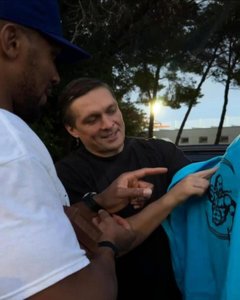 Усик у Маямі подарував Джошуа вишиванку львівського бренду