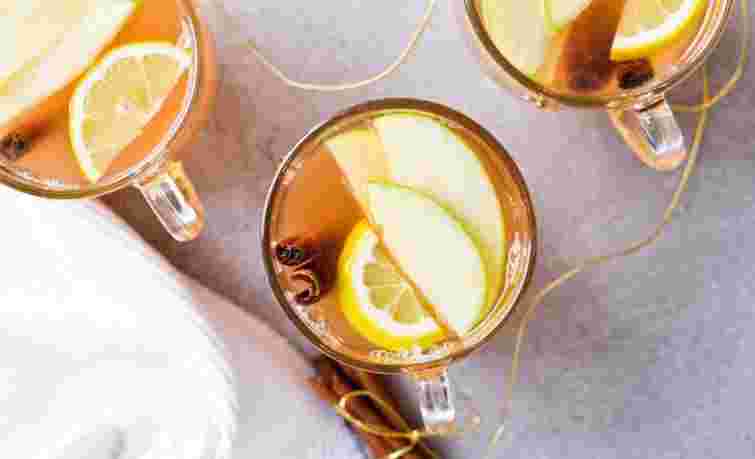 Ароматний глінтвейн на білому вині. Рецепт дня