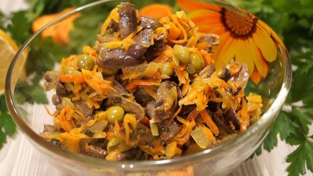 Салат з курячих сердечок і солоних огірків. Рецепт дня