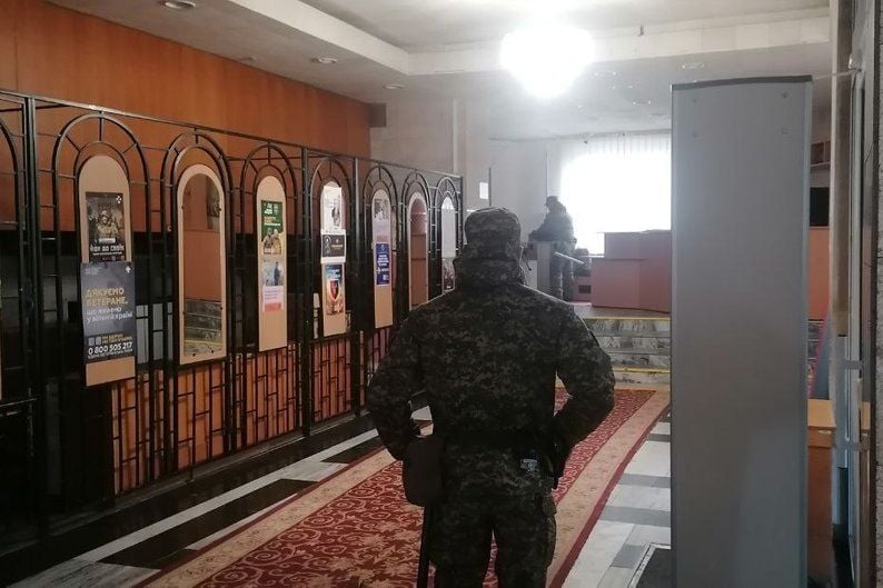 Правоохоронці в холі Волинської обласної ради. Фото: «Суспільне.Луцьк»