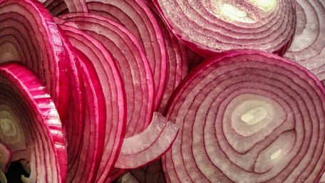 Важливо не тільки правильно нарізати: як замаринувати цибулю для салату