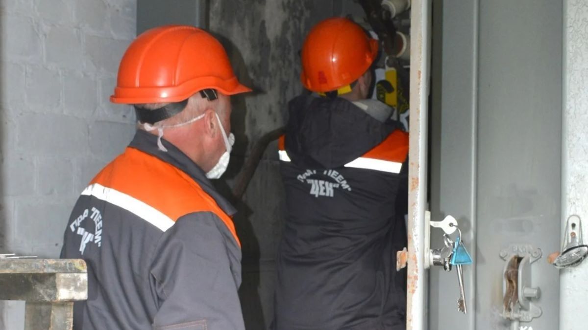 У Дніпрі мешканці будинку напали на енергетиків, які приїхали відключити світло