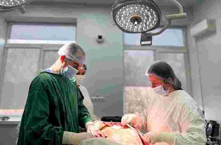 На Волині хірурги видалили пацієнту понад 30 доброякісних пухлин