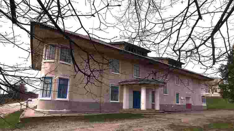 Палац із таємним ходом і шаховим орнаментом