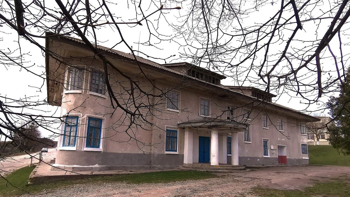Палац із таємним ходом і шаховим орнаментом