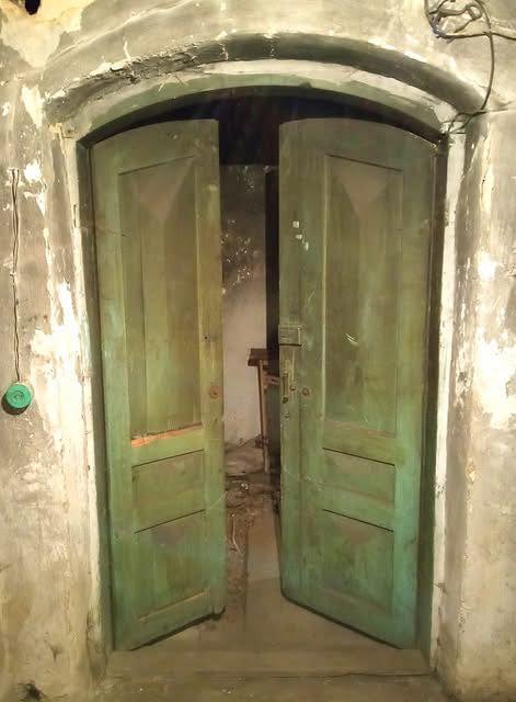 Двері в підвалі палацу