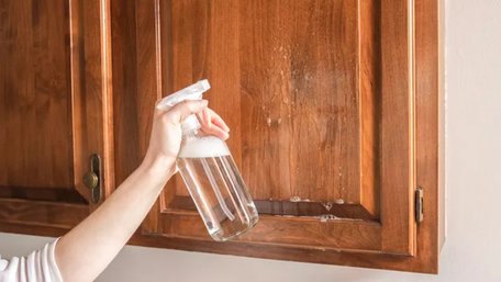 Дерев’яні шафи взагалі без плям: поради з ефективного прибирання