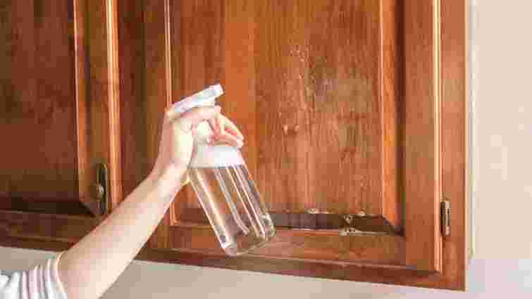 Дерев’яні шафи взагалі без плям: поради з ефективного прибирання