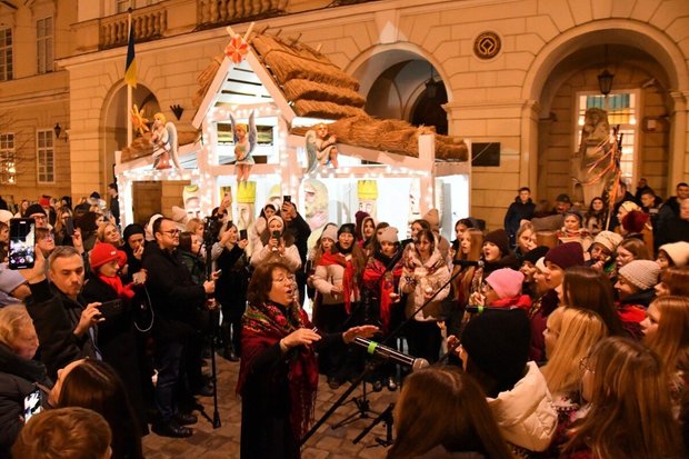 На пл. Ринок офіційно відкрили різдвяну шопку. Відео дня