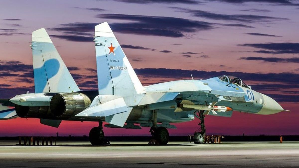 Далекобійні дрони уразили два літаки Су-27 на аеродромі у Криму