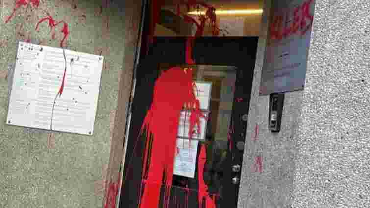 Під час саміту ЄС будівлю польського консульства у Брюсселі обкидали фекаліями
