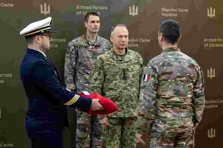 Емманюель Макрон відзначив Олександра Сирського найвищою державною нагородою Франції