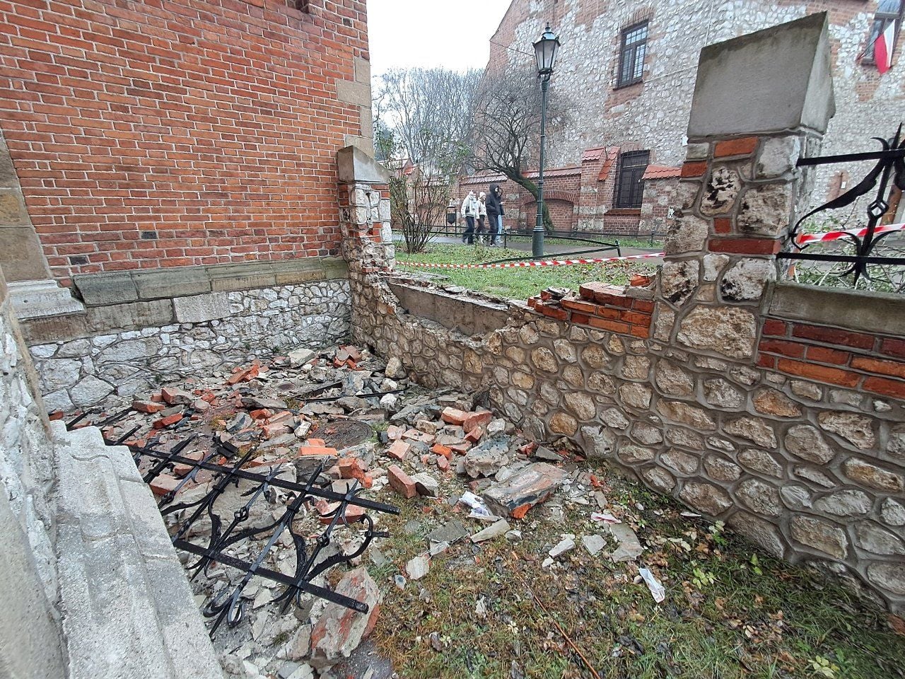 Авто проломило паркан і пошкодило стіну церкви у центрі Кракова. Фото Войцеха Матусіка