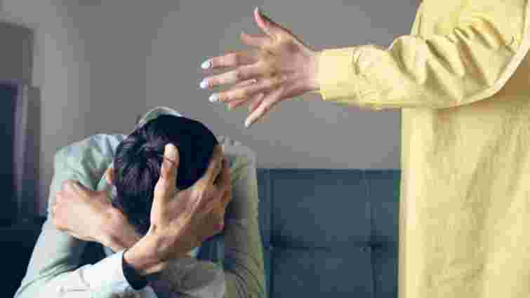 Прикарпатку відправили на громадські роботи за домашнє насильство над чоловіком