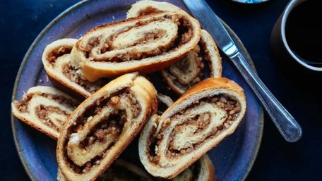 Святковий завиванець із маком, горіхами та сухофруктами