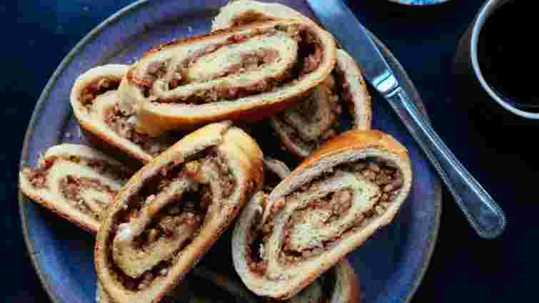 Святковий завиванець із маком, горіхами та сухофруктами