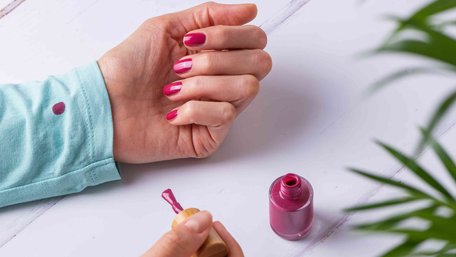 Як вивести лак для нігтів з одягу: перевірені способи 
