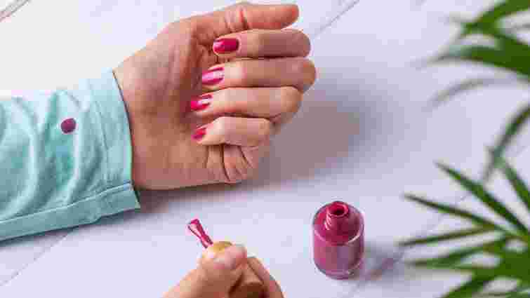 Як вивести лак для нігтів з одягу: перевірені способи 