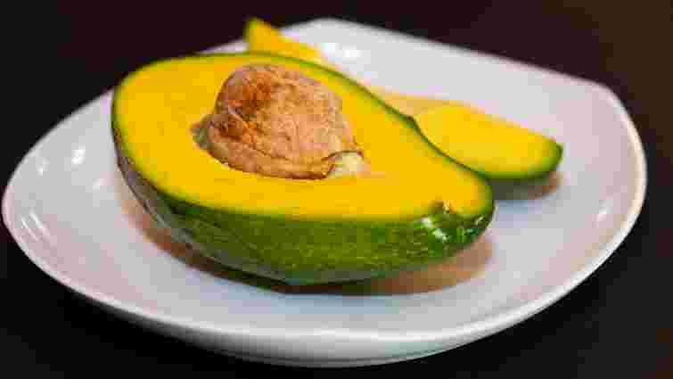 Що робити, якщо нарізане авокадо темніє: дієвий спосіб з водою 