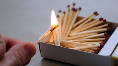 Навіщо ставлять сірникову коробку за унітаз: простий спосіб прибрати вологу і запах