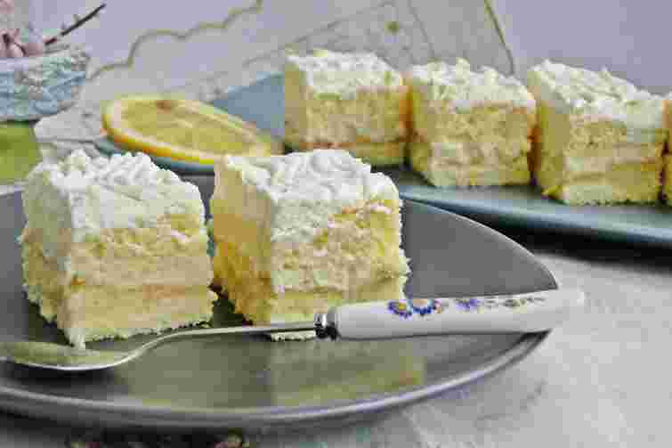 Ніжний багатошаровий лимонний пляцок