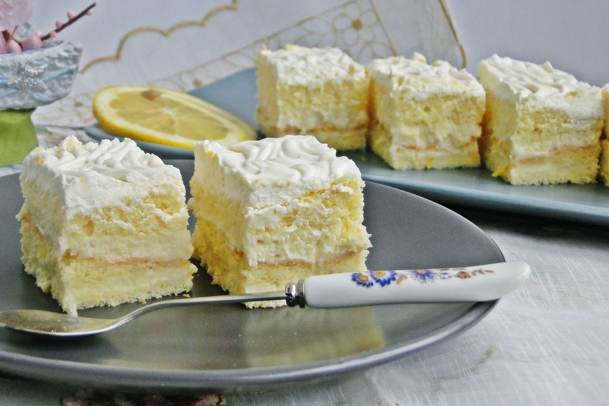 Ніжний багатошаровий лимонний пляцок