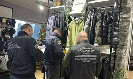 Під час обшуків на підпільному виробництві одягу на Львівщині вилучили майна на 14 млн грн