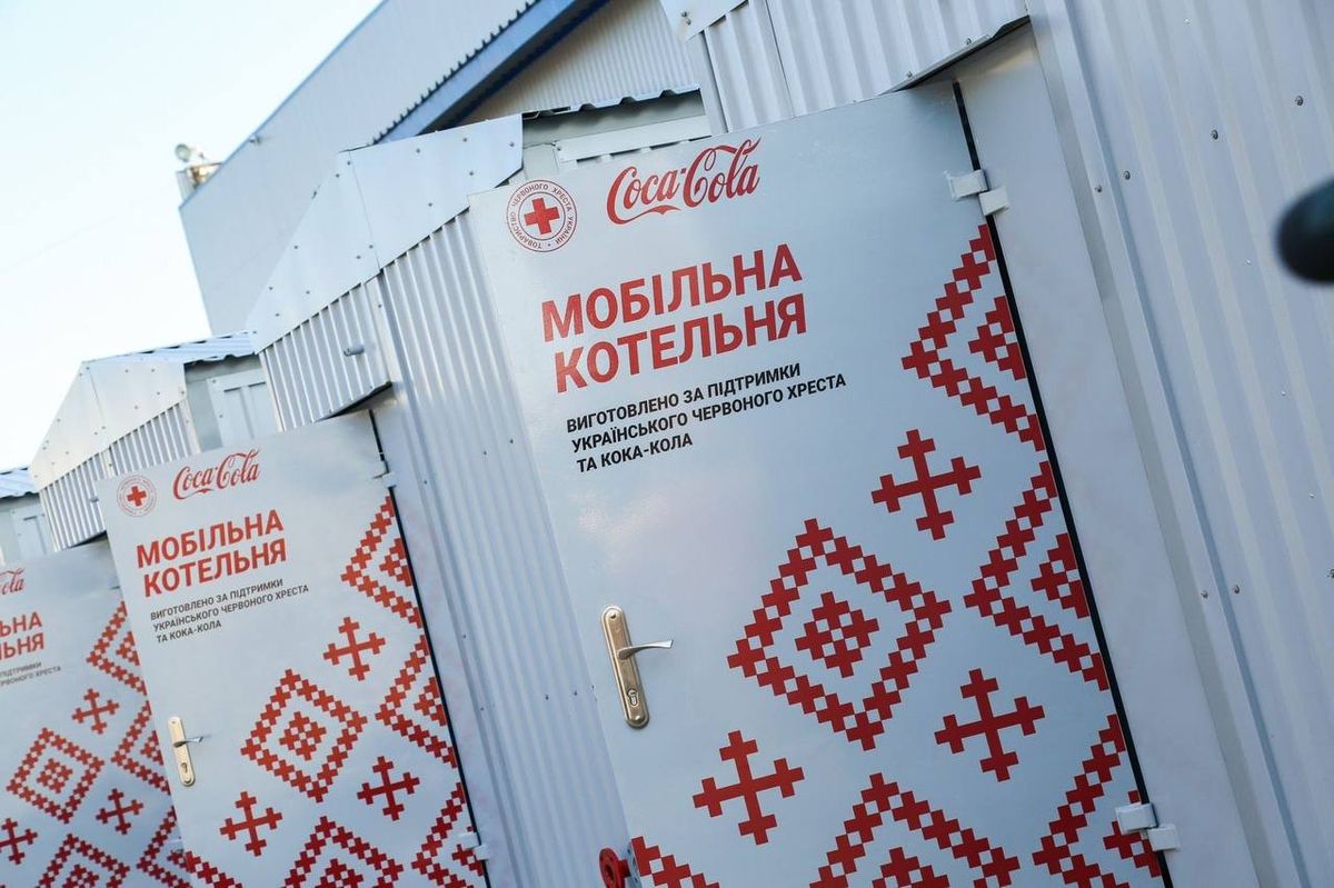 З теплом, водою та планами на майбутнє: як Кока-Кола і УЧХ підтримують громади