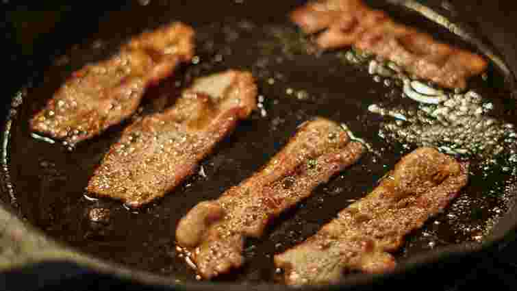 Навіщо змащувати сковорідку оцтом перед смаженням: кухонний лайфхак