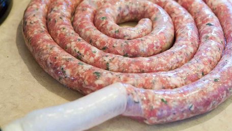 Як довго і правильно зберігати домашню ковбасу та шинку: корисні поради