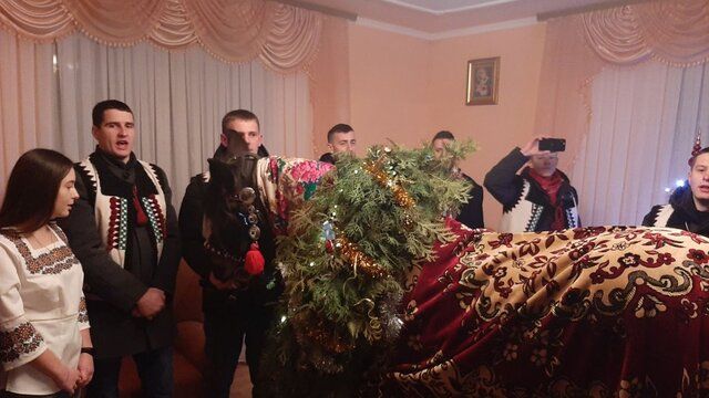 На Тернопільщині коня на новий рік заводять просто в хату (фото Суспільне Тернопіль)