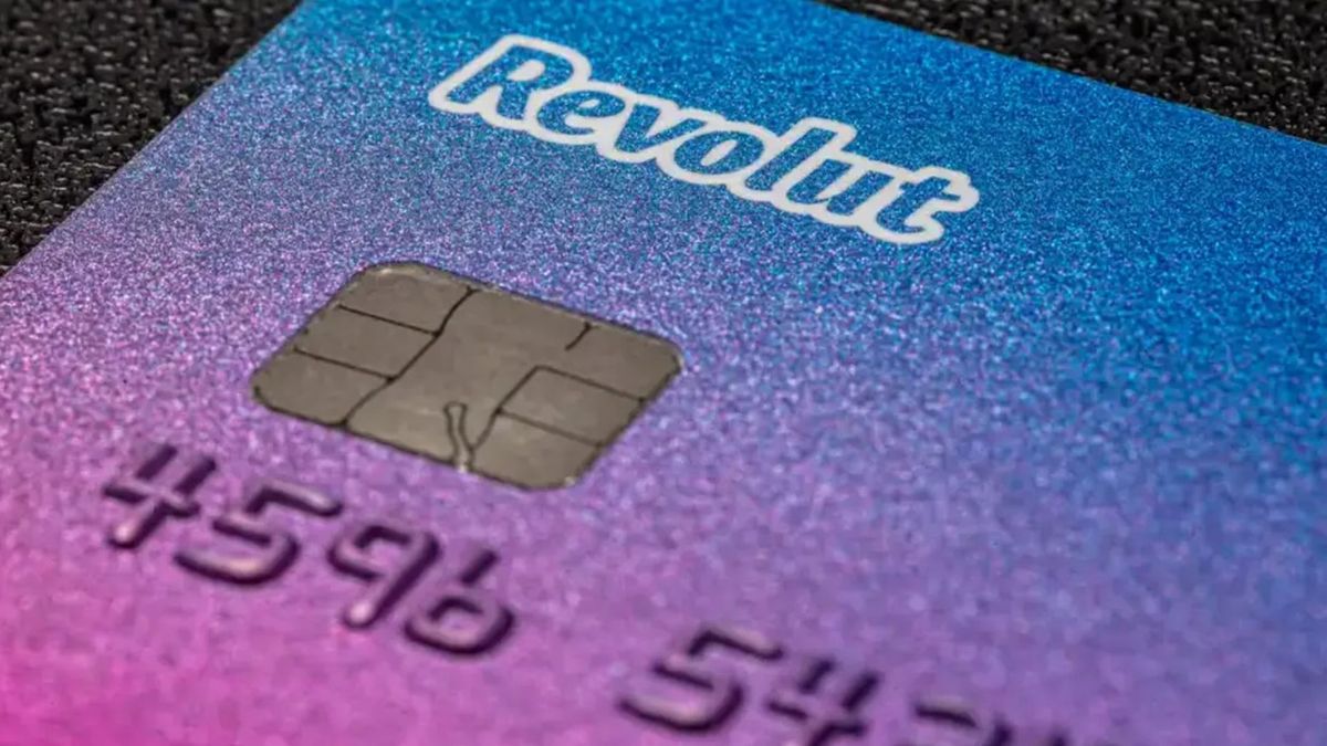 Необанк Revolut попередив про закриття рахунків клієнтів в Україні