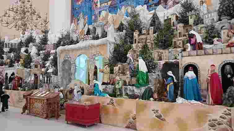 У Тернополі встановили найбільшу різдвяну шопку в Україні