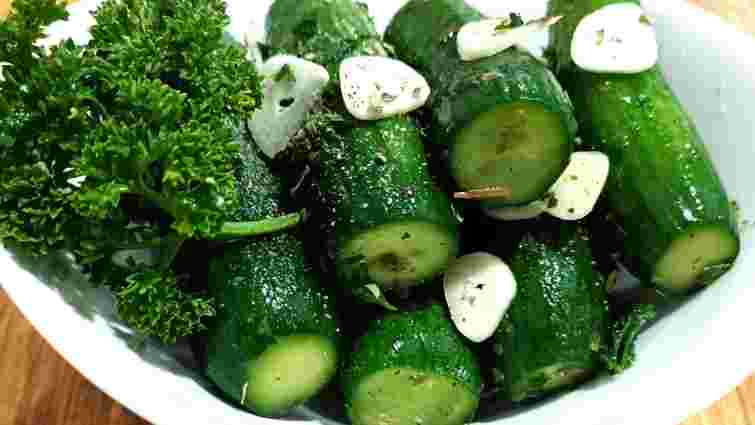 Як приготувати хрумкі малосольні огірки: покрокова інструкція