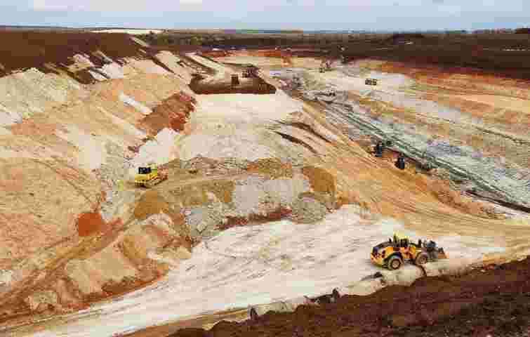 Компанія Ахметова розроблятиме ще одне родовище глини біля Ужгорода