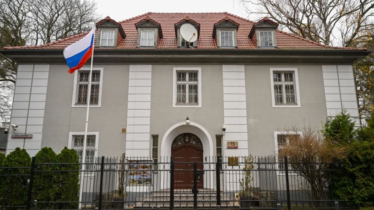 Польща вирішила примусово не виселяти росіян із закритого консульства у Гданську