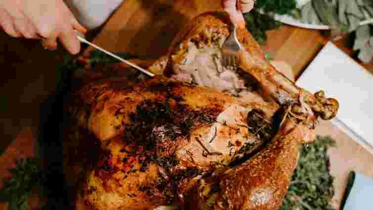 Хрустка і золотиста: як отримати ідеальну скоринку на запеченій курці