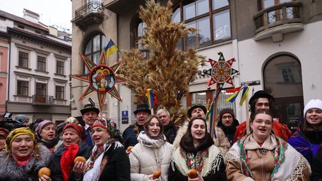 У Львові встановили головний різдвяний дідух. Фото дня