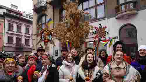 У Львові встановили головний різдвяний дідух. Фото дня