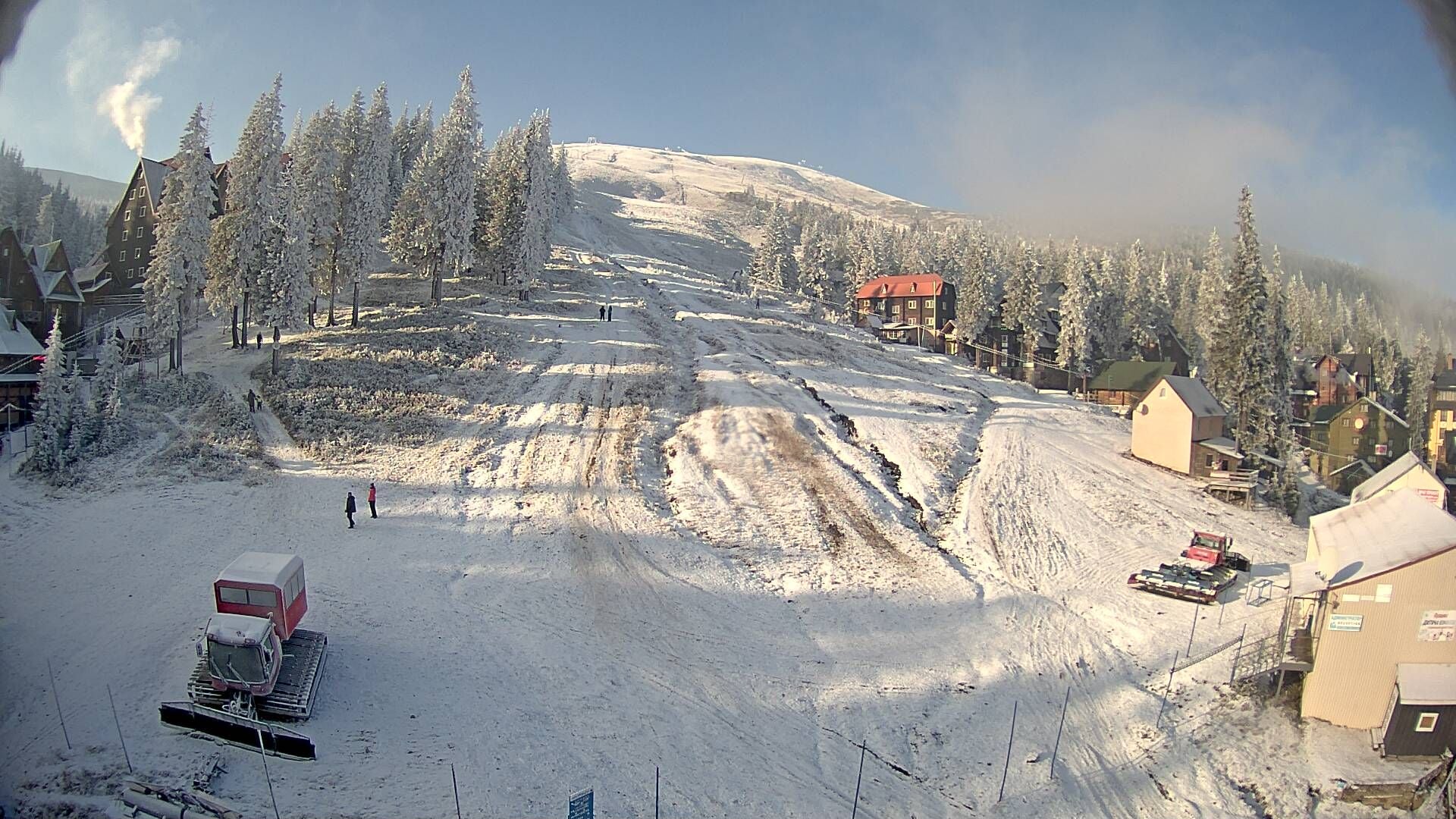 Сніг лише припорошив схили Драгобрату. Скріншот з вебкамери на Драгобраті 25 грудня