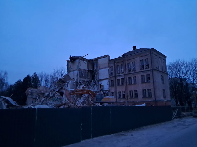 Біля Піскових озер у Львові знесли пʼятиповерховий корпус Львівської політехніки