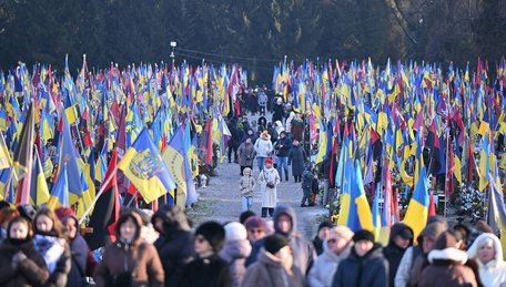 Скорботна коляда на полях почесних поховань у Львові. Фото дня