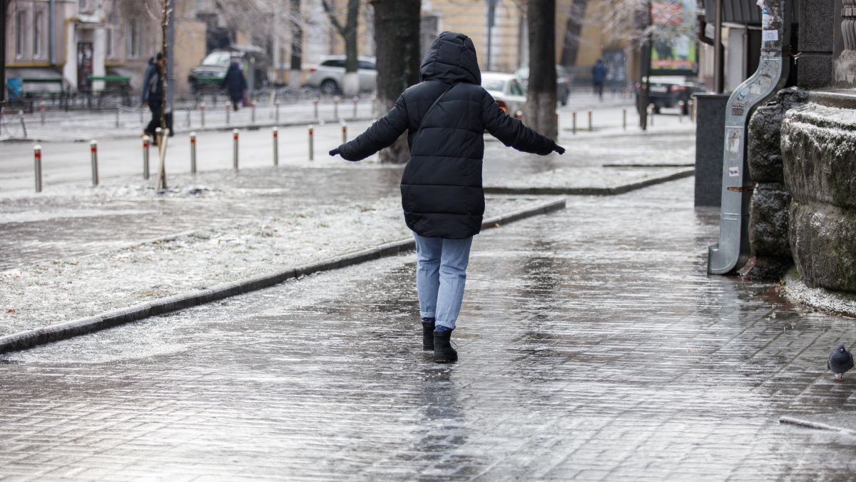 Синоптики попередили про ожеледь та сильний вітер на Львівщині