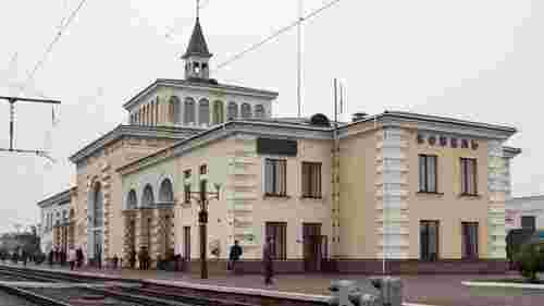 Нічний обстріл пошкодив залізничну станцію на Волині