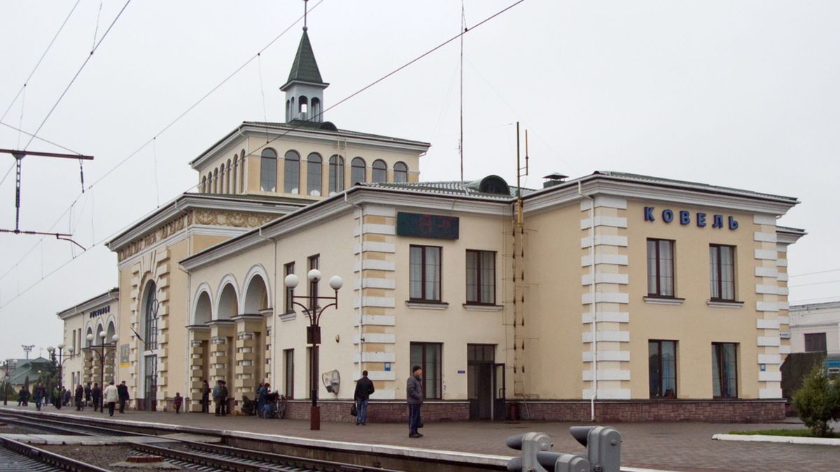 Нічний обстріл пошкодив залізничну станцію на Волині