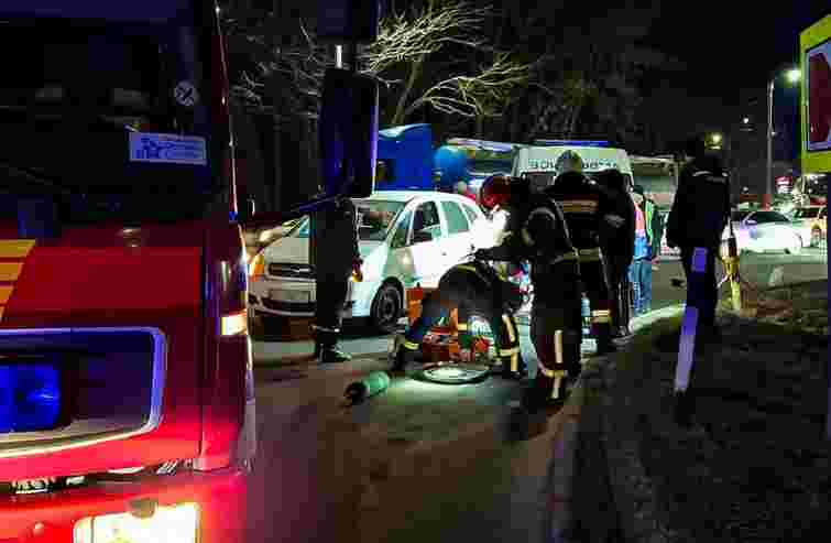 На об’їзній Львова легковик наїхав на чоловіка, що лежав на дорозі